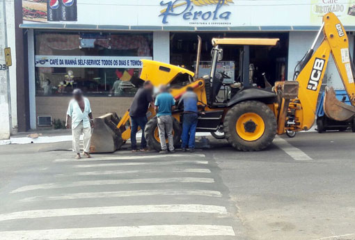 Retroescavadeira da prefeitura de Brumado quebra em avenida e causa inúmeros transtornos