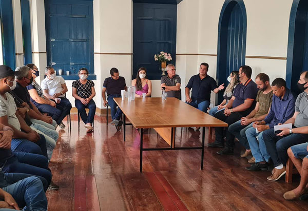 Deputado Marquinho Viana com lideranças de Rio de Contas, em reunião de trabalho 