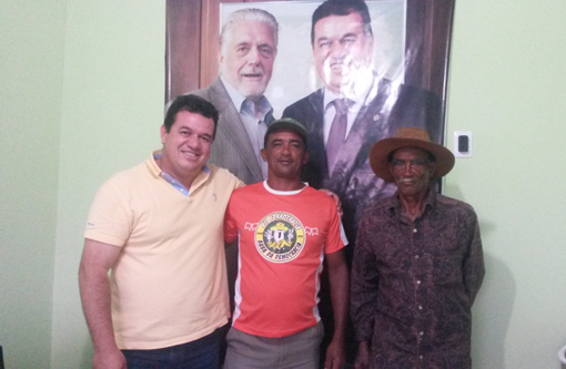 Marquinho Viana recebe amigos de Barra da Estiva e mostra iluminação da entrada da cidade