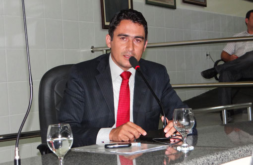 Márcio Moreira solicita benefícios para ruas do bairro Olhos D'Água