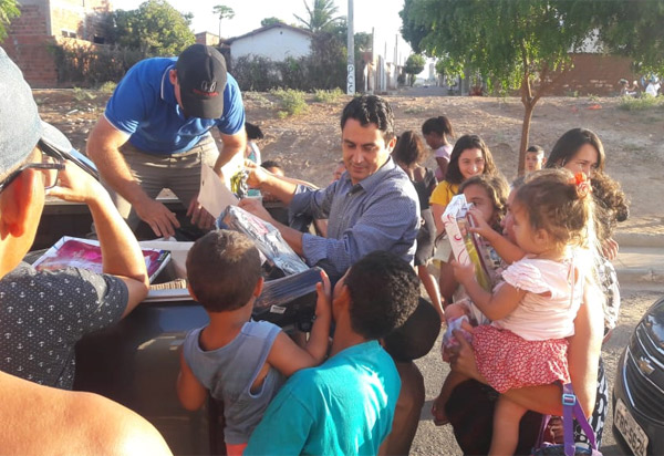 Márcio Moreira distribuiu brinquedos em bairros carentes de Brumado