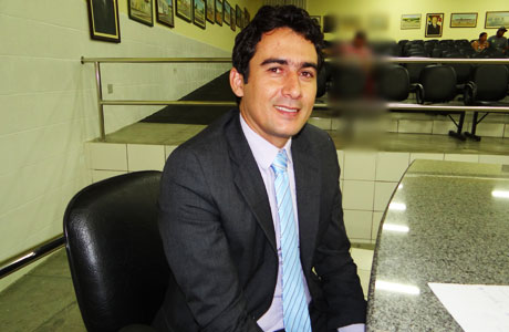 Márcio Moreira agradece Aguiberto operação tapa buracos no bairro Olhos D’Água