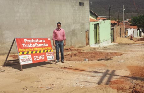 Márcio visita obras de recuperação de Ruas no Olhos D'água