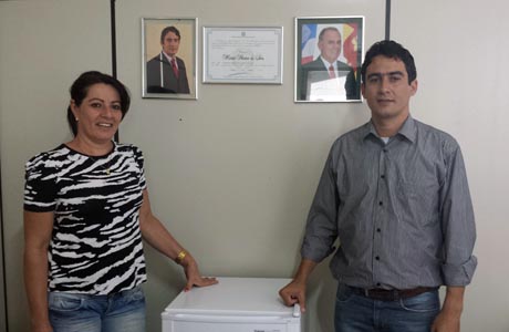 Márcio Moreira expõe quadro do Prefeito Aguiberto em gabinete