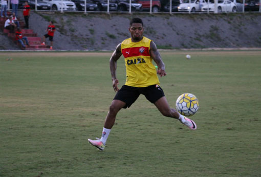 Vitória encara o Coritiba nesta segunda (28) e precisa vencer para se afastar do Inter