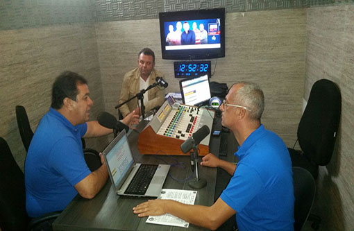 Marquinho Viana concede entrevista à Rádio Brasil FM de Conquista e participa de almoço com liderança de Anagé