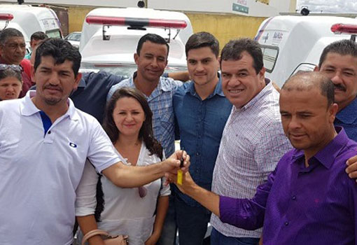 Deputado Marquinho Viana entrega ambulância em Caraíbas