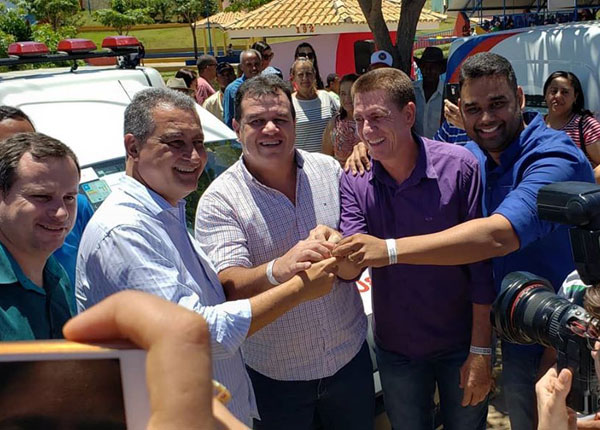 Deputado Marquinho Viana e Rui Costa entregam ambulâncias para Contendas do Sincorá e Mirante