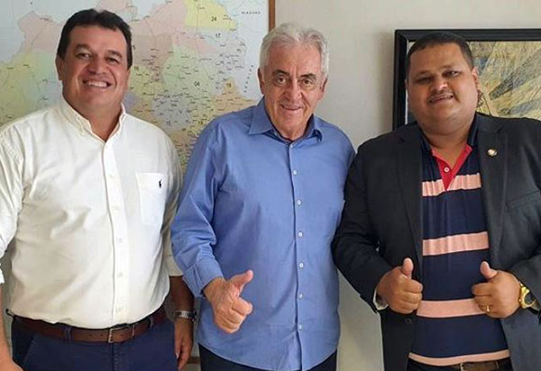 Deputado Marquinho Viana e prefeito Haroldo Aguiar, de Ibicoara, recebem ambulância furgão