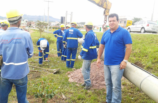Marquinho Viana visita obra de eletrificação na entrada de Barra da Estiva