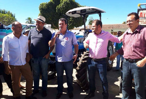 Deputado Marquinho Viana entrega veículos à prefeitura de Belo Campo