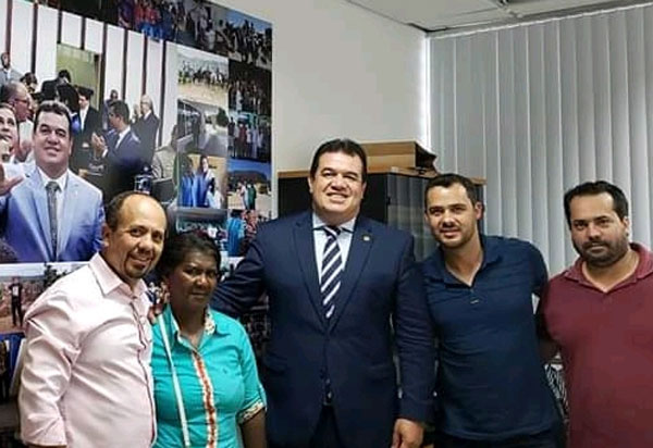 Deputado Marquinho Viana recebe lideranças de Boninal e produtores de morango