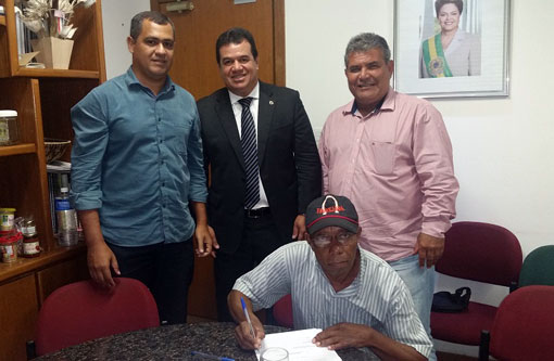 Deputado Marquinho Viana leva presidente de Associação Quilombola à CAR