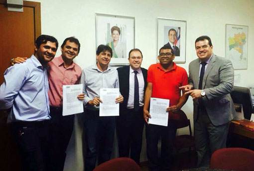 Deputado Marquinho Viana e prefeitos de Aracatu, Planalto e Iramaia assinam convênios na CAR