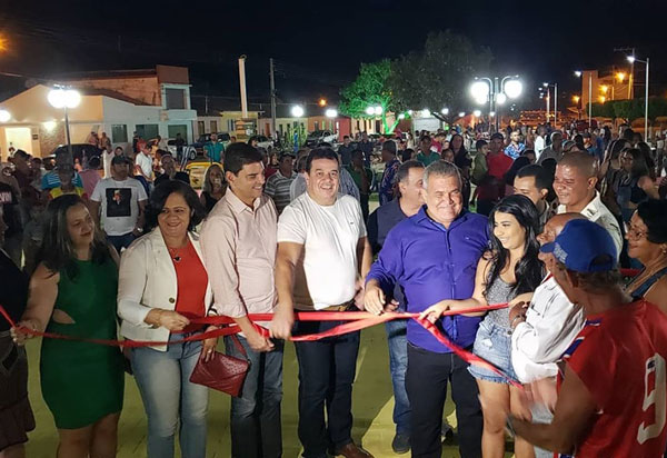 Deputado Marquinho Viana na inauguração de praça em Contendas do Sincorá