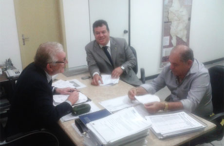 Deputado Marquinho Viana e o prefeito de Macaúbas, Mazinho, solicitam obras à CERB