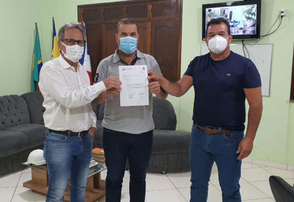 Dom Basílio:  Marquinho Viana e prefeito assinam ordem de serviço para construção da praça de Várzea Grande