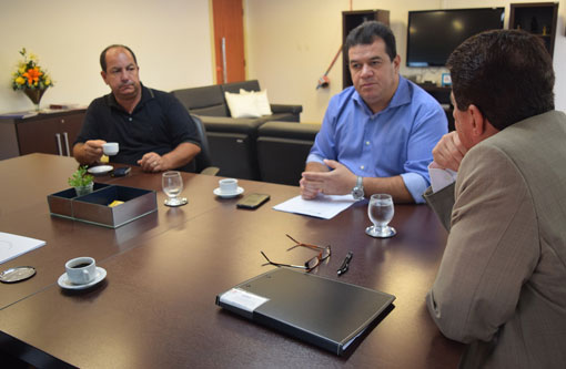 Deputado Marquinho Viana participa de reunião com o prefeito de Ituaçu na Secretaria de educação do estado
