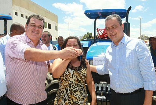 Deputado Marquinho Viana entrega tratores com o Governador em Vitória da Conquista