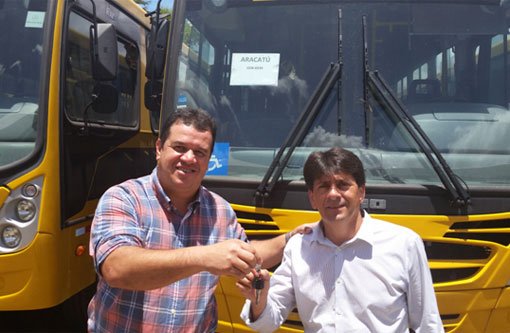 Deputado Marquinho Viana presente em cerimônia de entrega de ônibus escolar ao prefeito Sérgio Maia