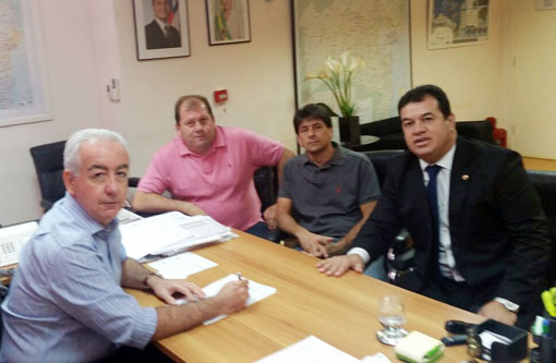 Deputado Marquinho Viana e Sérgio Maia, prefeito de Aracatu, participam de audiência com secretário Estadual de Infraestrutura