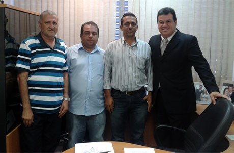 Marquinho Viana recebe, em seu gabinete na ALBA, vereadores de Tanhaçu