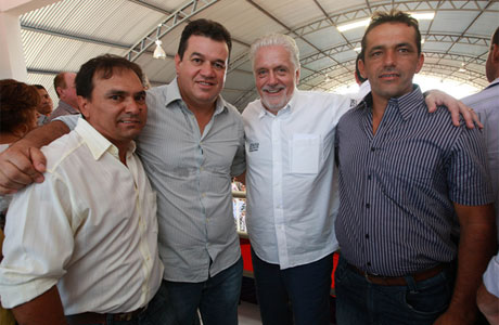 Marquinho Viana confraterniza com Wagner durante inauguração de obras em Tanhaçu