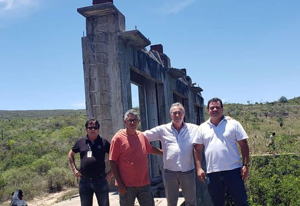 Deputado Marquinho Viana leva a Embasa para resolver o problema de água em Barra da Estiva