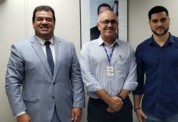 Deputado Marquinho Viana e o prefeito de Caraíba na Embasa