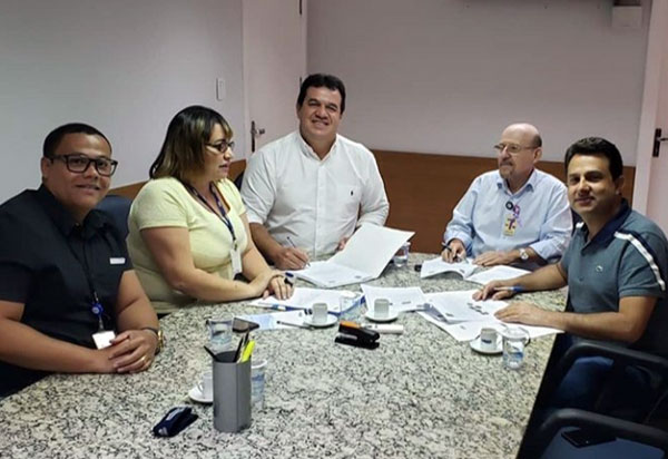 Marquinho Viana acompanha prefeito de Rio de Contas na assinatura de convênio para a concessão do serviço de abastecimento de água no município na Embasa