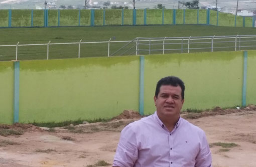 Deputado Marquinho Viana inspeciona conclusão do estádio de Barra da Estiva