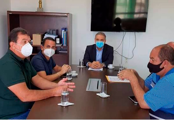 Deputado Marquinho Viana e o prefeito de Ituaçu em audiência com o secretário Nelson Pelegrino