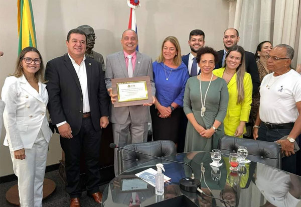 Marquinho Viana entrega Título Honorífico de Cidadão Baiano a Dr. Antônio Carlos de Albuquerque Bandeira