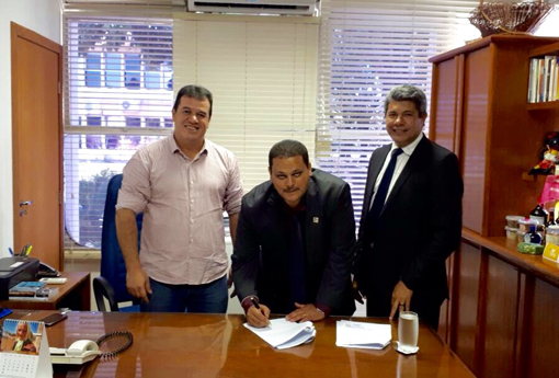 Através do deputado Maquinho Viana, prefeito de Ibicoara assina convênio com o governo do estado