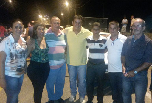 Deputado Marquinho Viana inaugura com o prefeito Bel iluminação pública em Jussiape