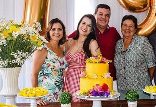 Ao lado de sua mãe, esposa e filha, deputado Marquinho Viana parabeniza todas as mulheres