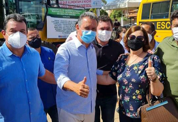 Deputado Marquinho Viana e a prefeita de Matina com o Governador Rui Costa, em Brumado