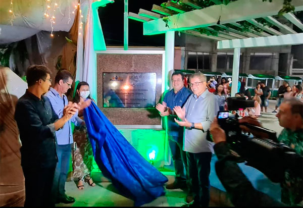 Maetinga: Deputado Marquinho Viana participa da inauguração da reforma da Praça Naomar Alcântara e da iluminação natalina