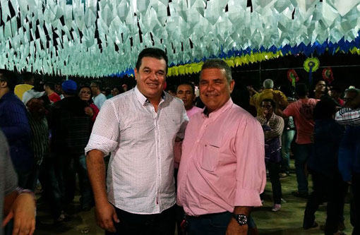 Deputado Marquinho Viana participa de inauguração de quadra de esportes em Contendas do Sincorá