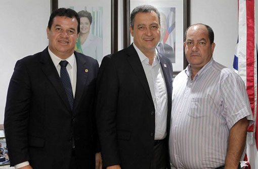 Deputado Marquinho Viana e o prefeito de Ituaçu atendem às famílias de Água Preta