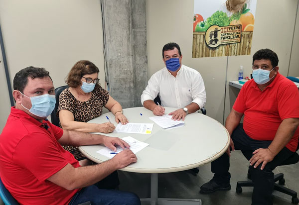 Deputado Marquinho Viana e prefeita de Matina na Seagri, na assinatura do termo de cessão de uso de equipamentos para trator agrícola