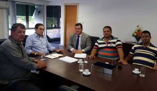 Deputado Marquinho Viana leva prefeitos de Ibicoara e Rio do Antônio à secretaria de Educação