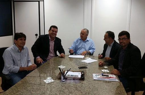 Deputado Marquinho Viana acompanha prefeito de Aracatu e vice-prefeito de Livramento em visita à SERIN