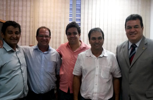 Marquinho Viana recebe vereadores de Tanhaçu e realiza visita na Embasa e Seinfra