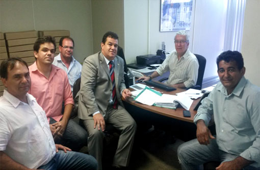 Marquinho Viana recebe vereadores de Tanhaçu e realiza visita na Embasa e Seinfra