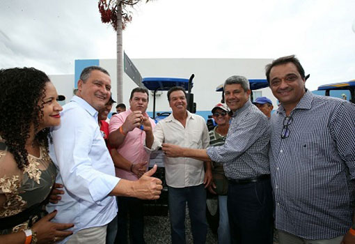 Deputado Marquinho Viana com o governador Rui Costa entrega trator em Macaúbas
