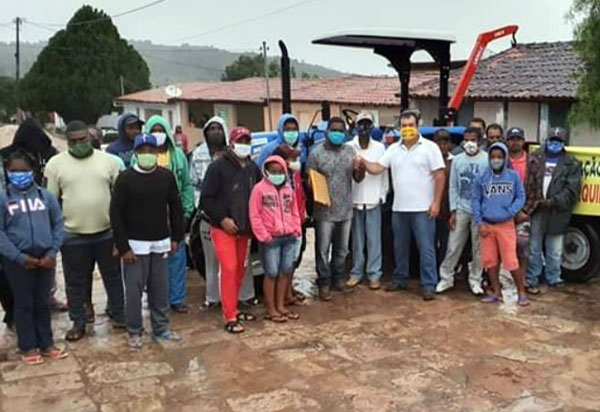 Barra da Estiva: Deputado Marquinho Viana participa da entrega de trator na comunidade do Camulengo