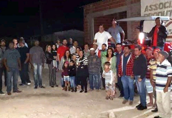 Deputado Marquinho Viana entrega trator em Barra da Estiva