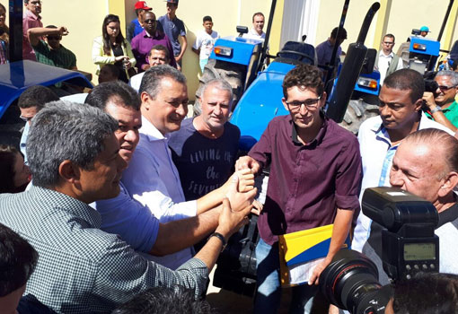 Deputado Marquinho Viana cumpre promessa e com Rui Costa entrega trator para Associação de Caculé