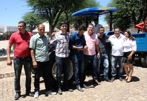 Através do Deputado Marquinho Viana, município de Caraíbas recebe trator